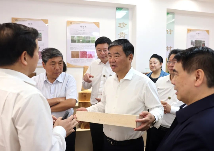 全国政协副主席、民革中央常务副主席何报翔率调研组来校调研